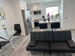 Modern Comfort and Smart Living in the Heart of L.A. - Housekeeping Included - Photo 1
