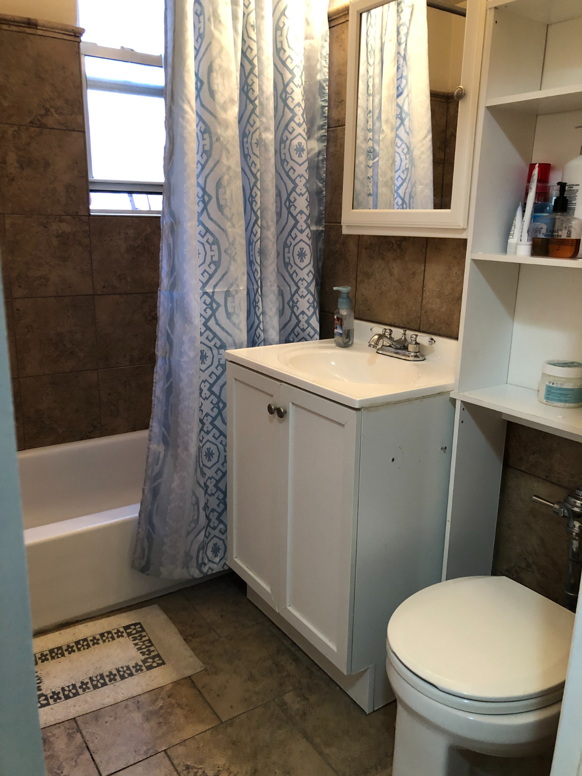 Comfortable and Quiet Yonkers property with convenient commute into Manhattan - Photo 5