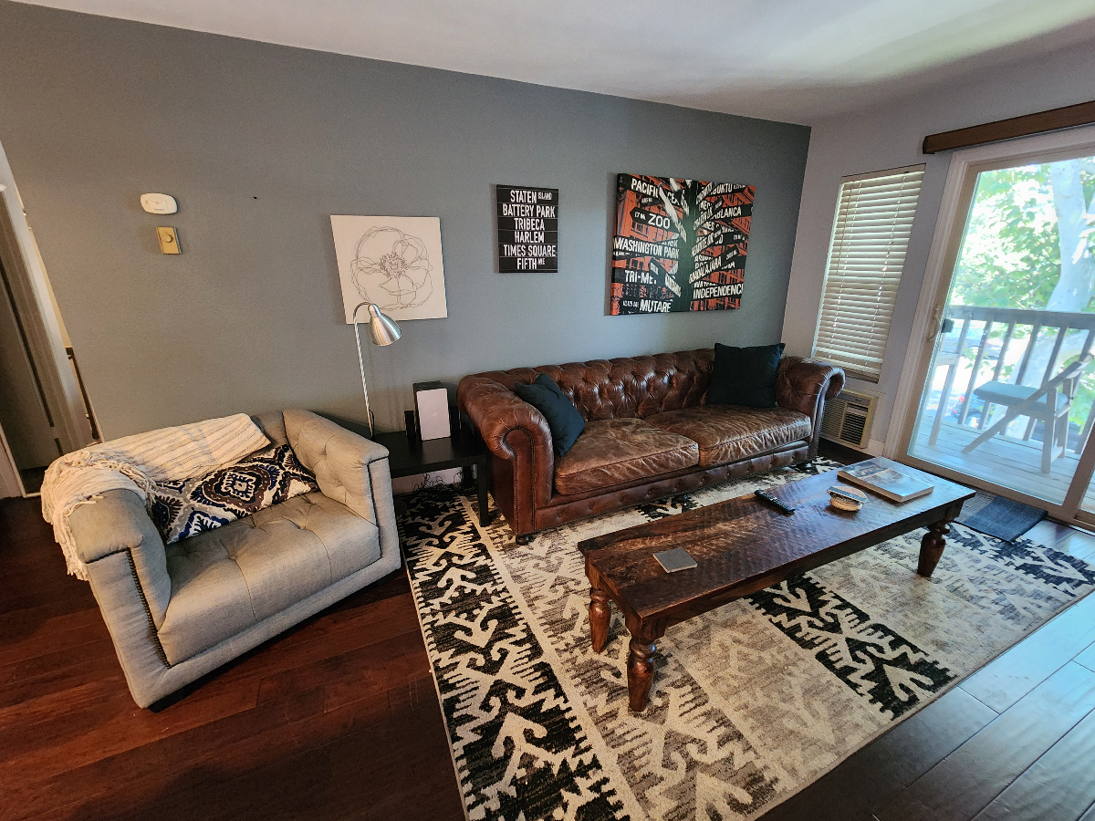 Comfortable condo living, centrally located in San Diego - Photo 2