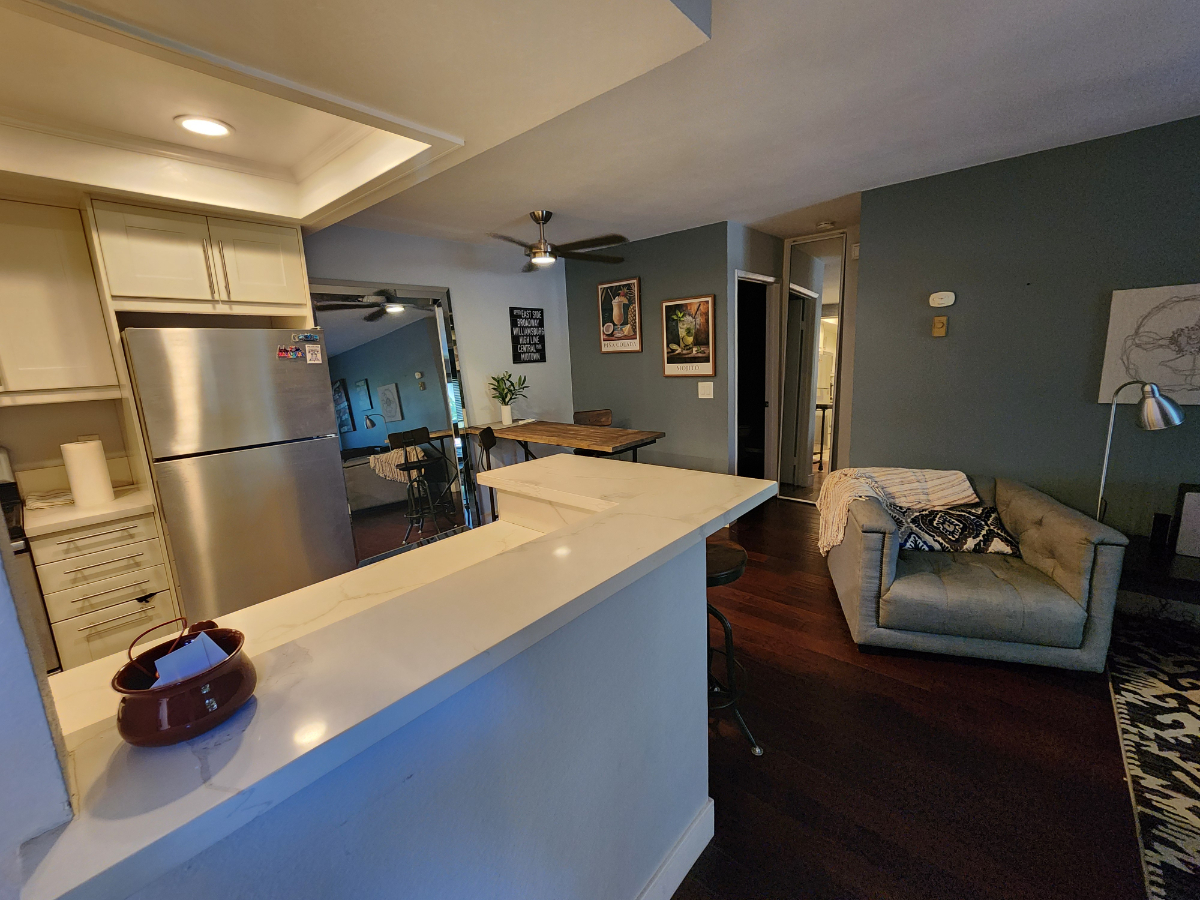 Comfortable condo living, centrally located in San Diego - Photo 5