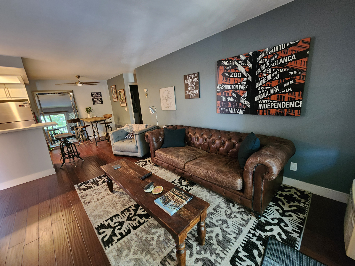 Comfortable condo living, centrally located in San Diego - Photo 4