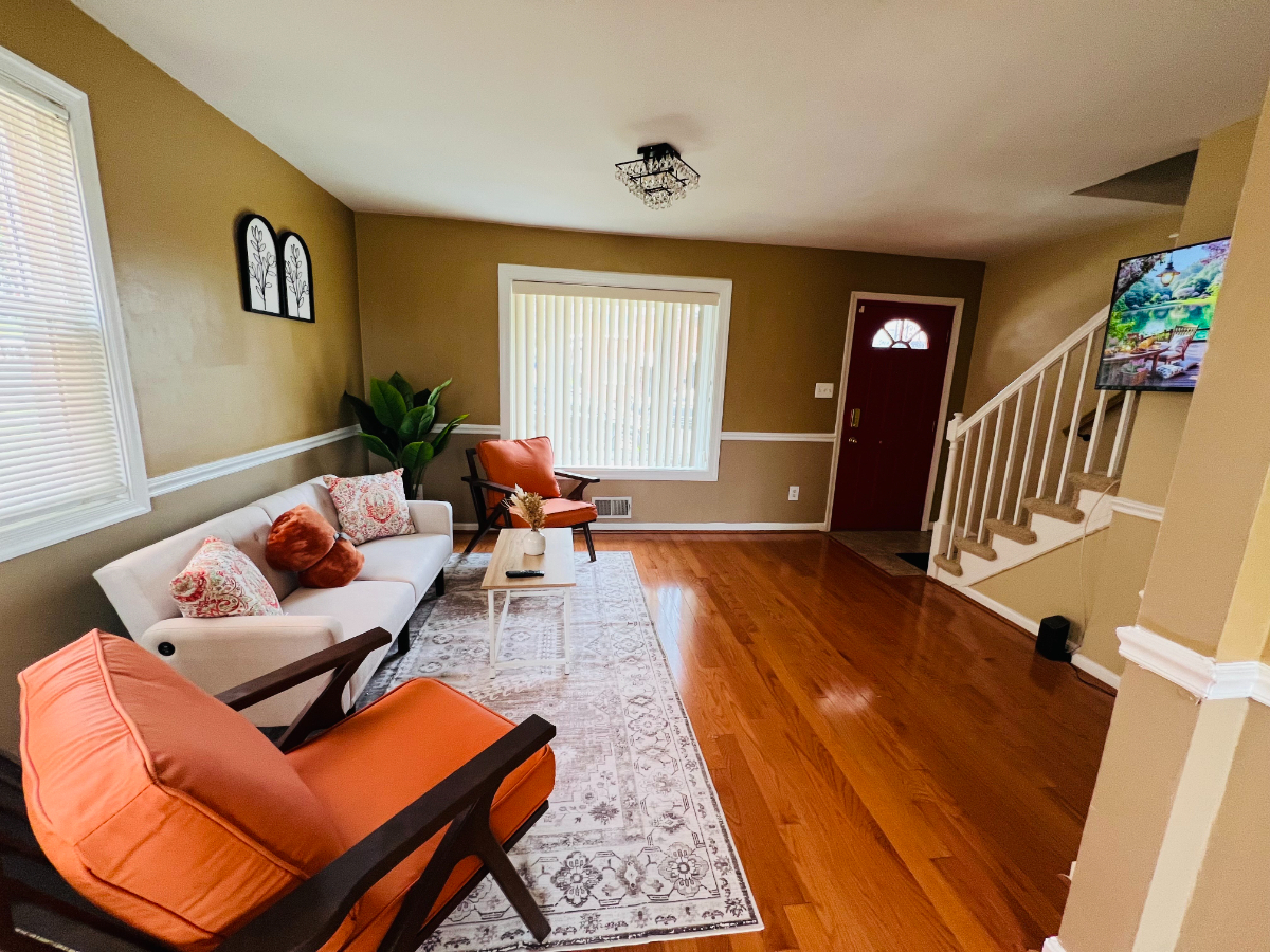 2 bed/1 bath Townhouse - 4 min drive to Fortotten metro, hospitals & gym, in a quiet neighborhood - Photo 2