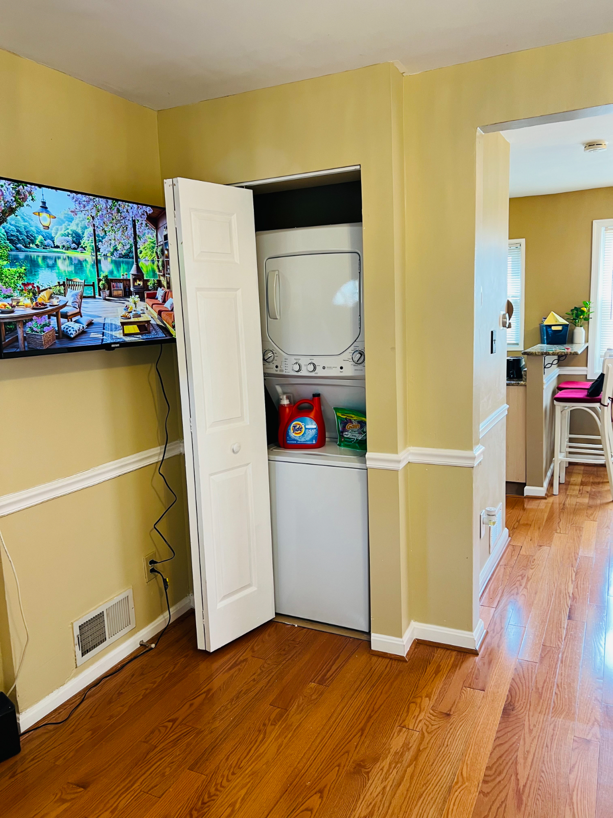 2 bed/1 bath Townhouse - 4 min drive to Fortotten metro, hospitals & gym, in a quiet neighborhood - Photo 8