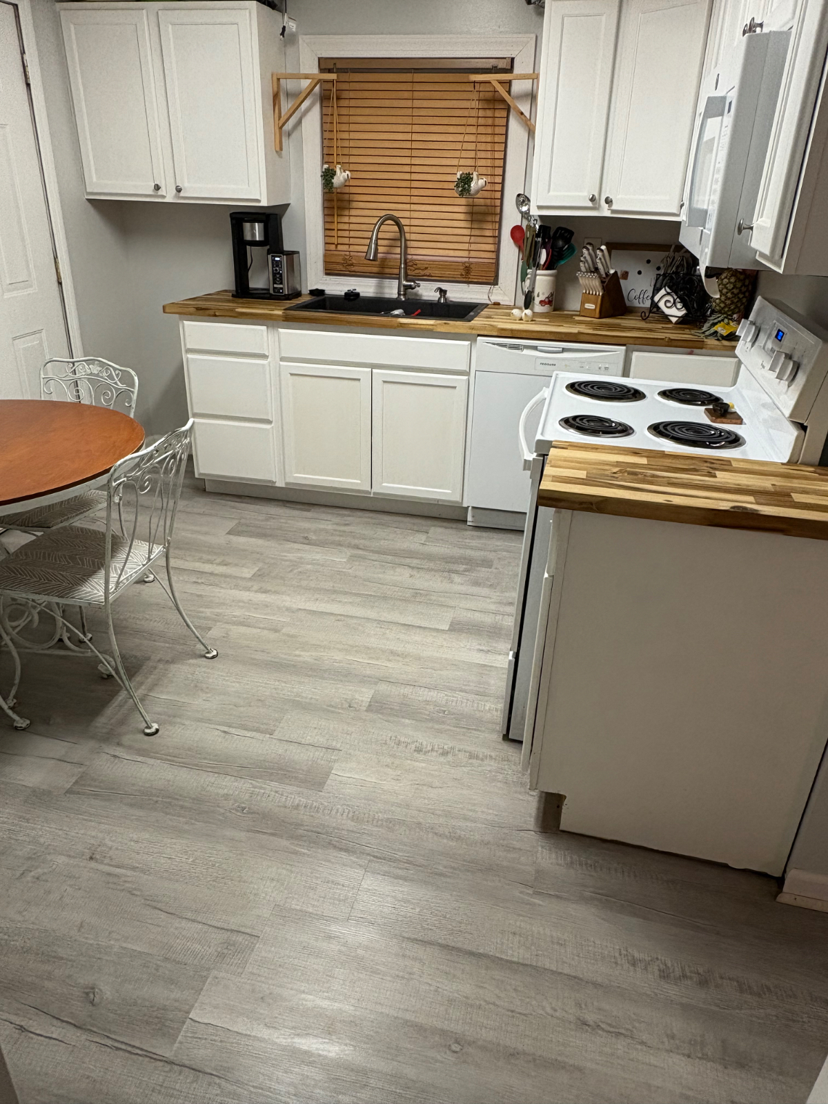 Updated 2 bedroom home - Photo 8
