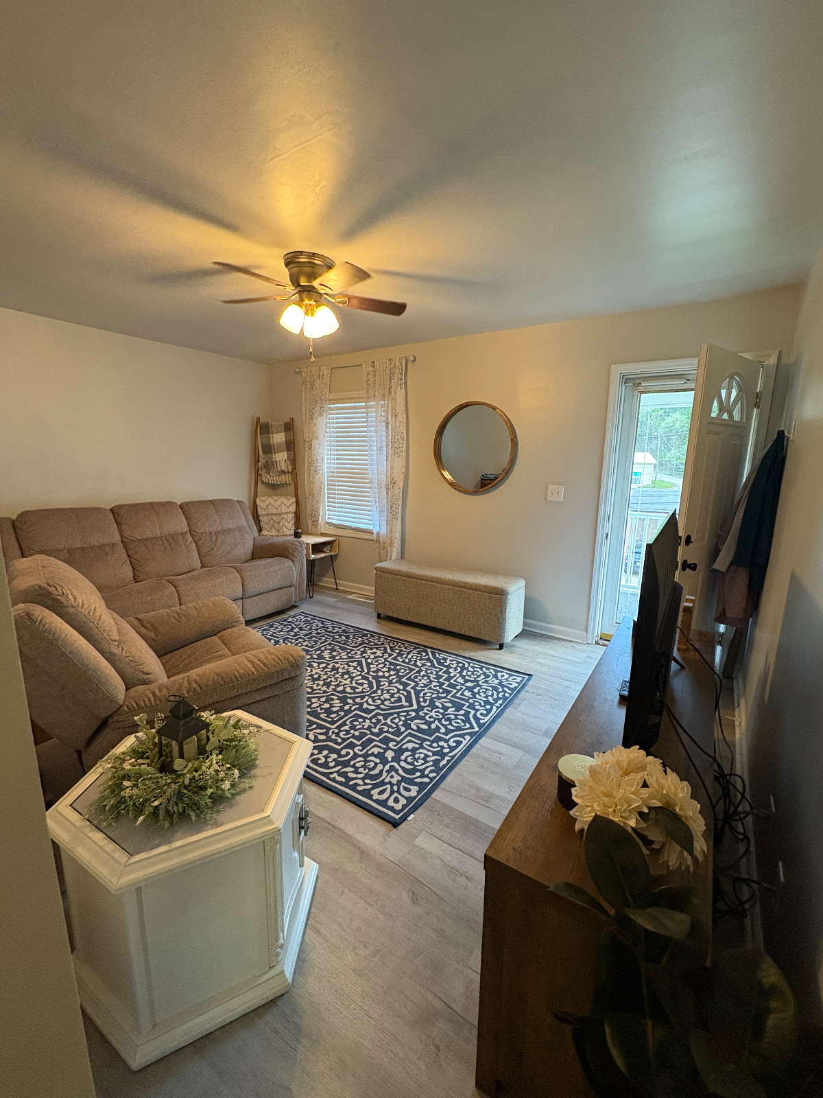 Updated 2 bedroom home - Photo 2