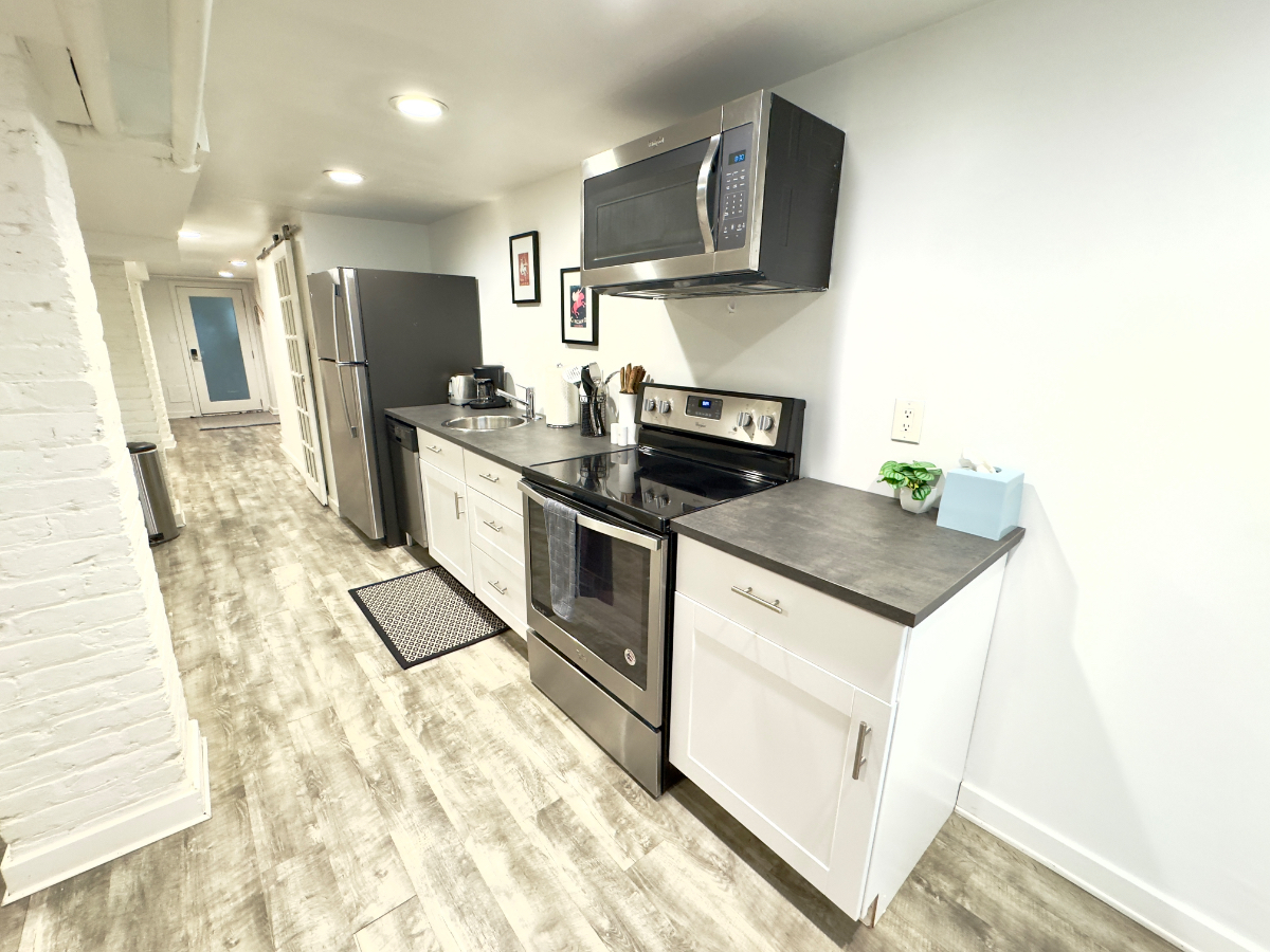 Spacious 1BR/1BA English Basement Near Shops & Restaurants - Photo 3