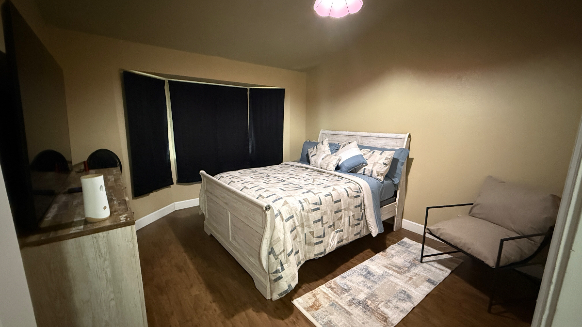 Bright Room with Queen Bed, Smart TV.