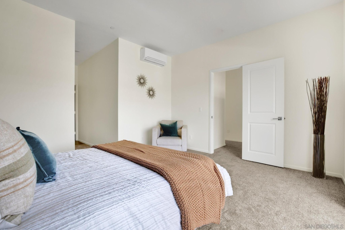 Private Rooms in Shared 3-Level Condo with High-End Finishes - Quiet Complex Near Downtown - Photo 3