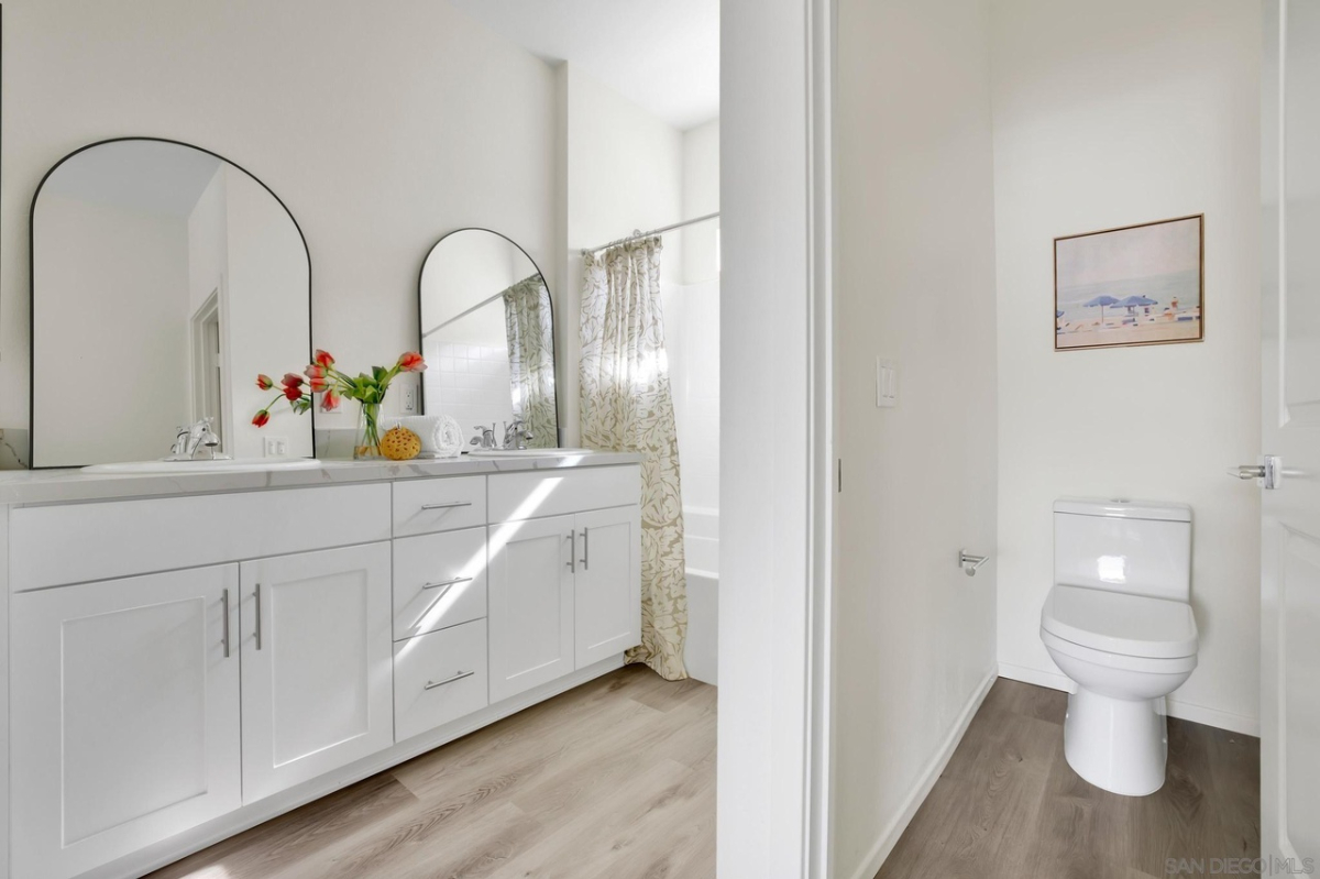 Private Rooms in Shared 3-Level Condo with High-End Finishes - Quiet Complex Near Downtown - Photo 6