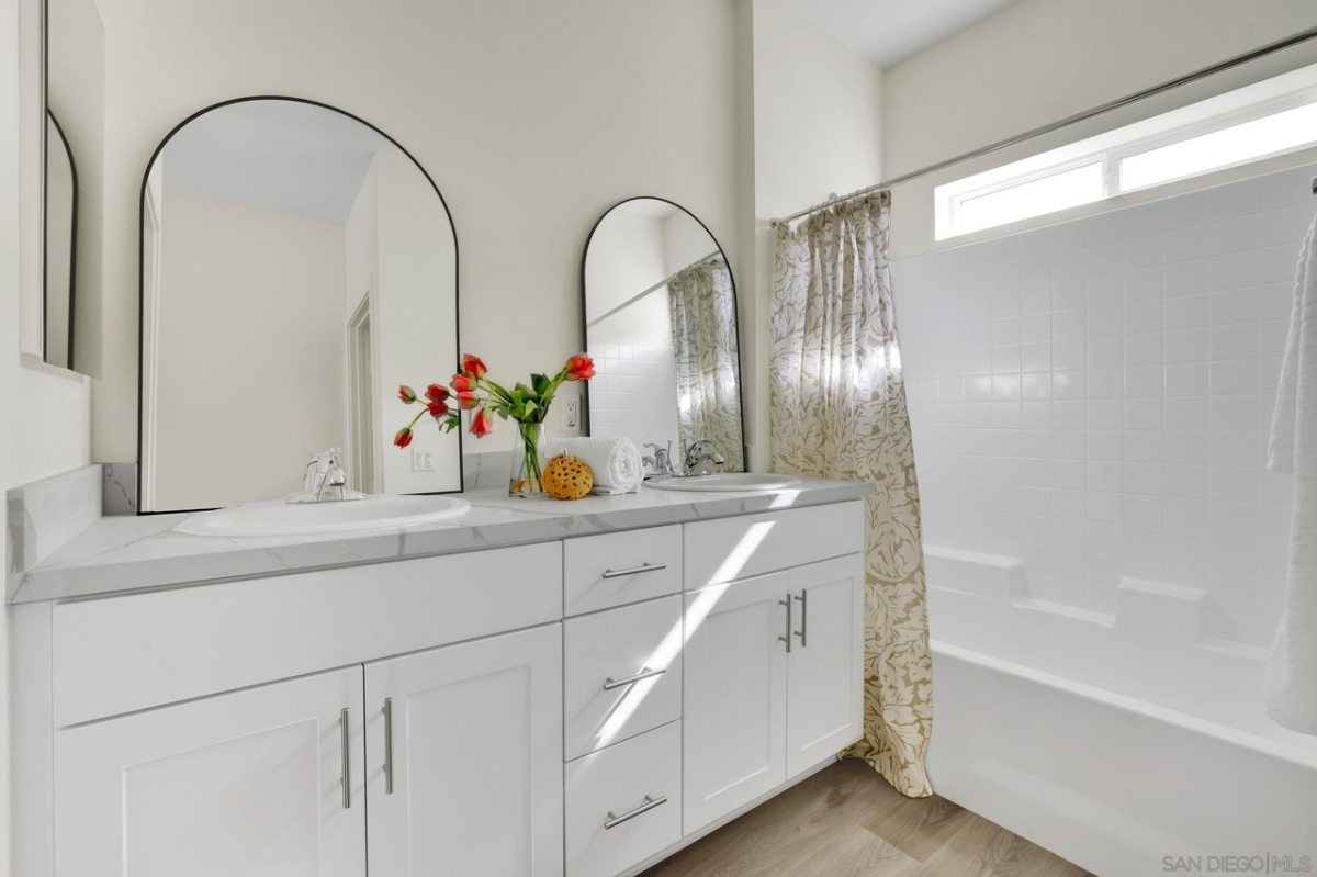 Private Rooms in Shared 3-Level Condo with High-End Finishes - Quiet Complex Near Downtown - Photo 5
