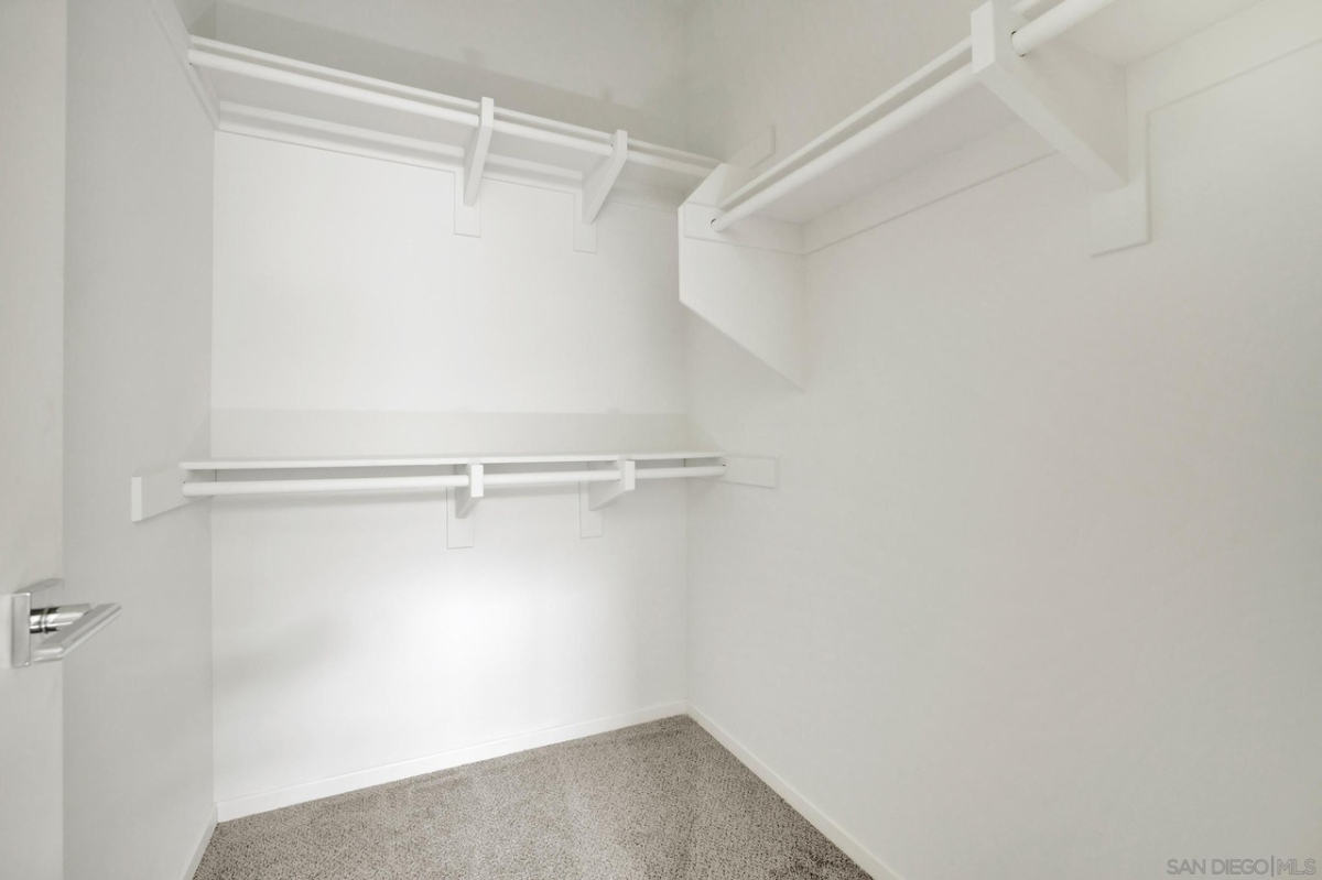 Private Rooms in Shared 3-Level Condo with High-End Finishes - Quiet Complex Near Downtown - Photo 4