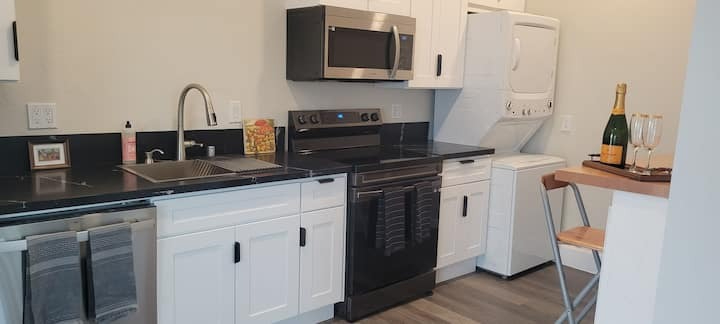 Well-Appointed Studio w/ Rooftop Access and Bayview - Prime Location - Photo 6