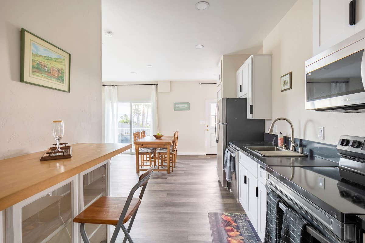 Well-Appointed Studio w/ Rooftop Access and Bayview - Prime Location - Photo 5
