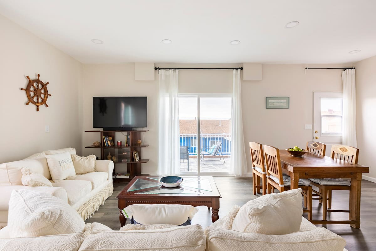 Well-Appointed Studio w/ Rooftop Access and Bayview - Prime Location - Photo 2