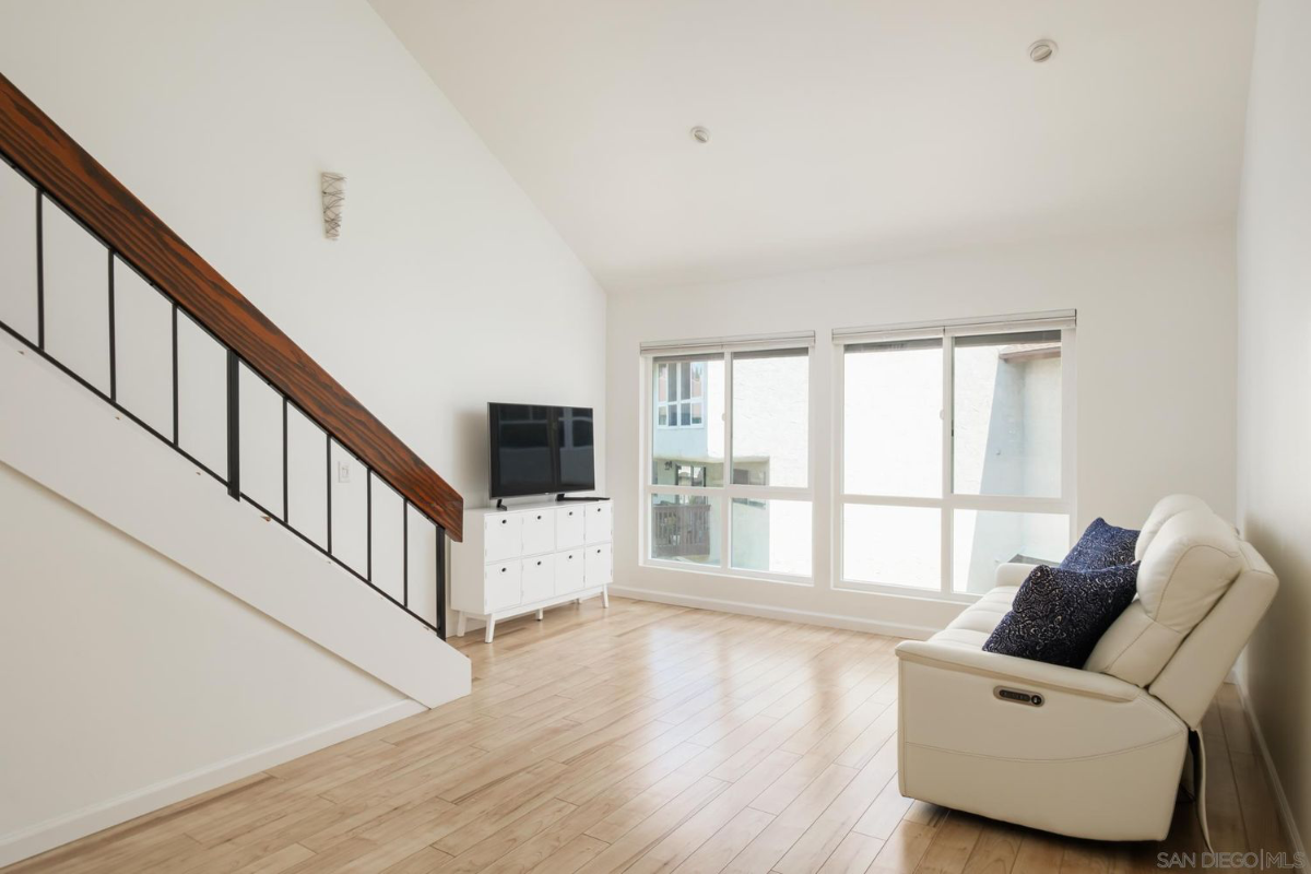 Bright & Spacious Mission Valley Townhome 2 bed/2 bath - Photo 3