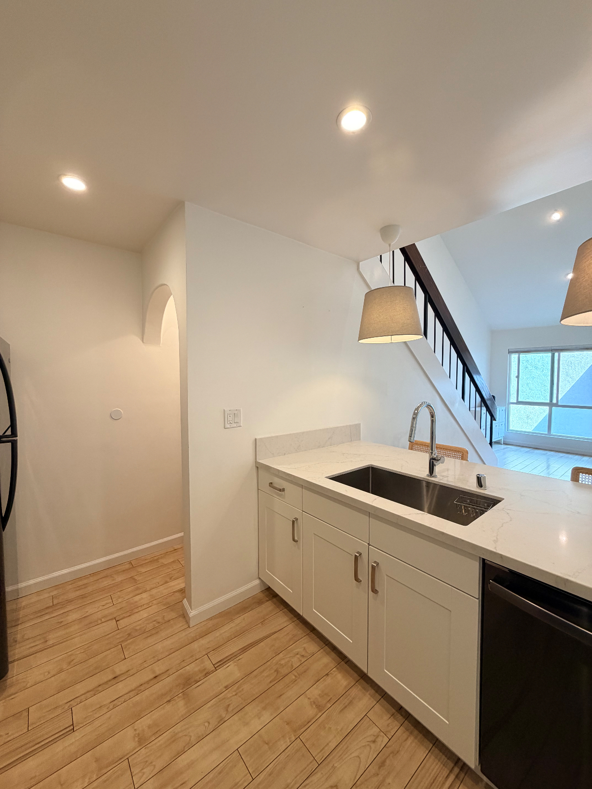 Bright & Spacious Mission Valley Townhome 2 bed/2 bath - Photo 2