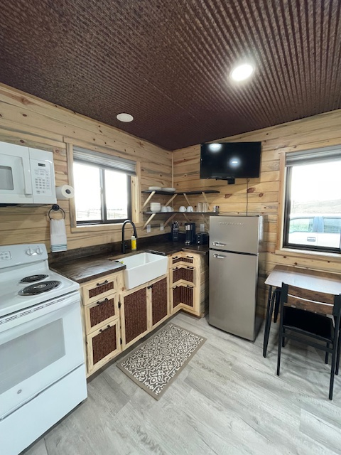 Cabin with Beautiful Mountain views - Photo 6