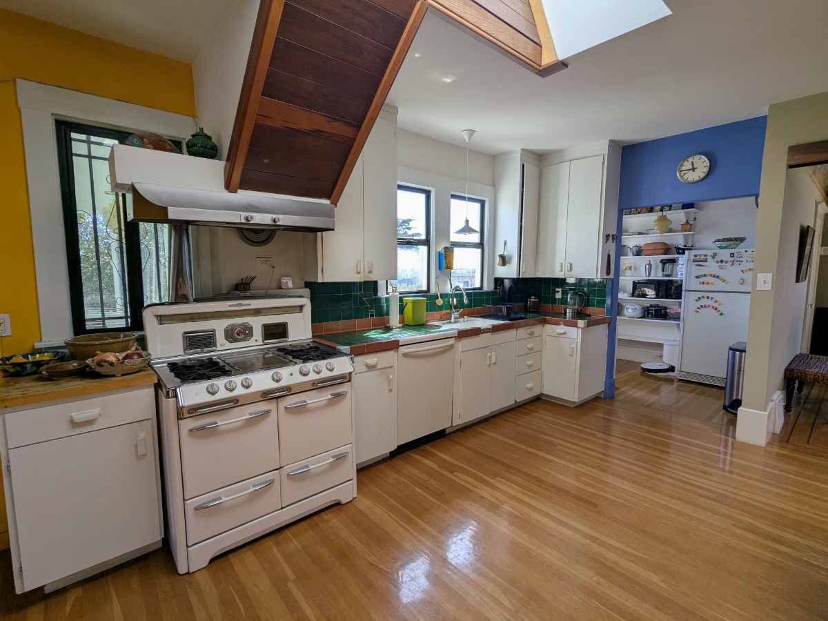 Relax with the whole family at this peaceful and unique oasis nestled at the top of Bernal Heights. - Photo 6