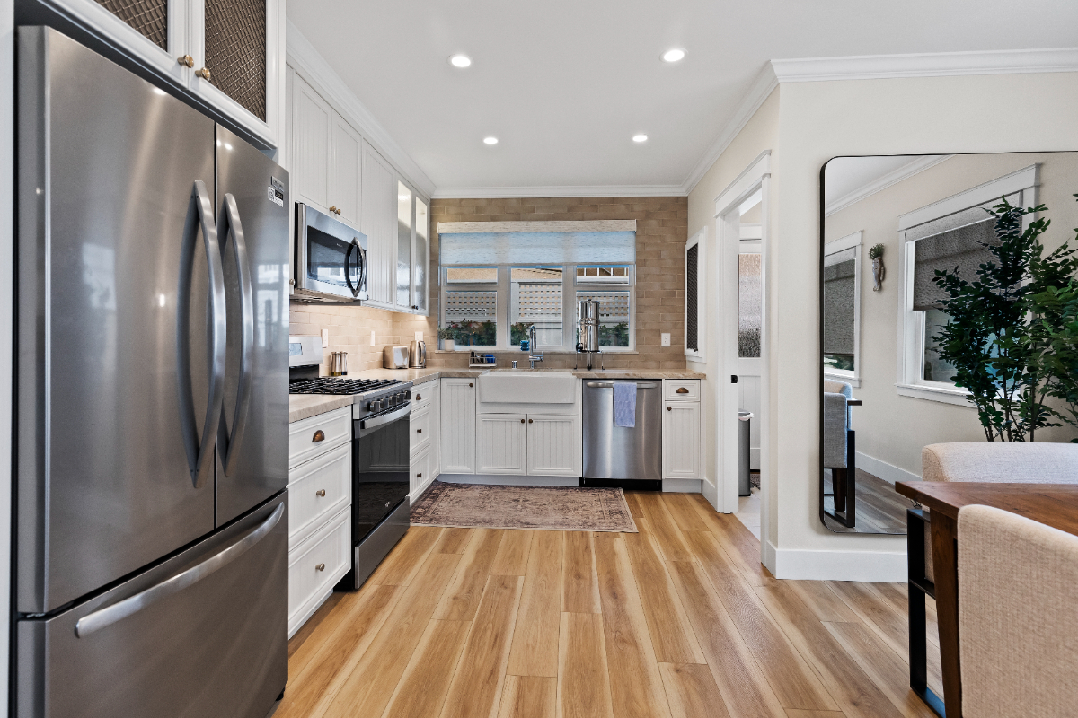 Luxurious, brand new and beyond. 2bdrm with beautiful La Cantina sliding doors. Walk everywhere - Photo 4