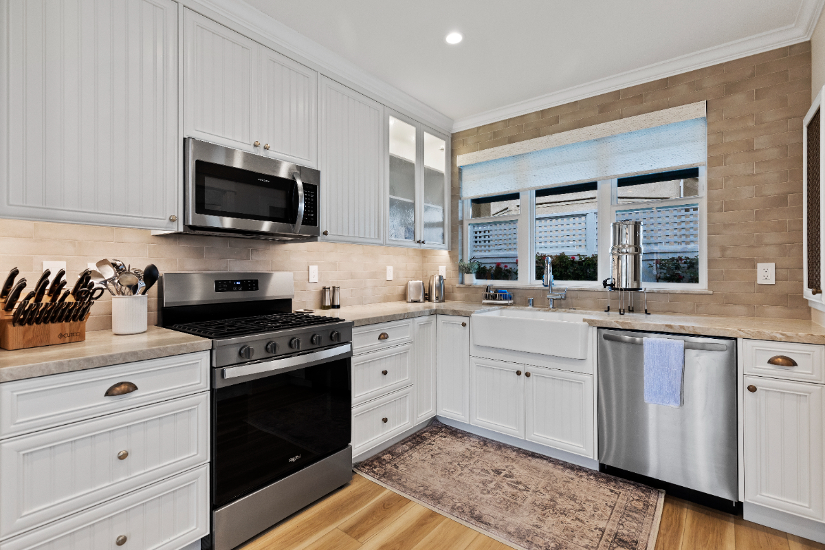 Luxurious, brand new and beyond. 2bdrm with beautiful La Cantina sliding doors. Walk everywhere - Photo 5