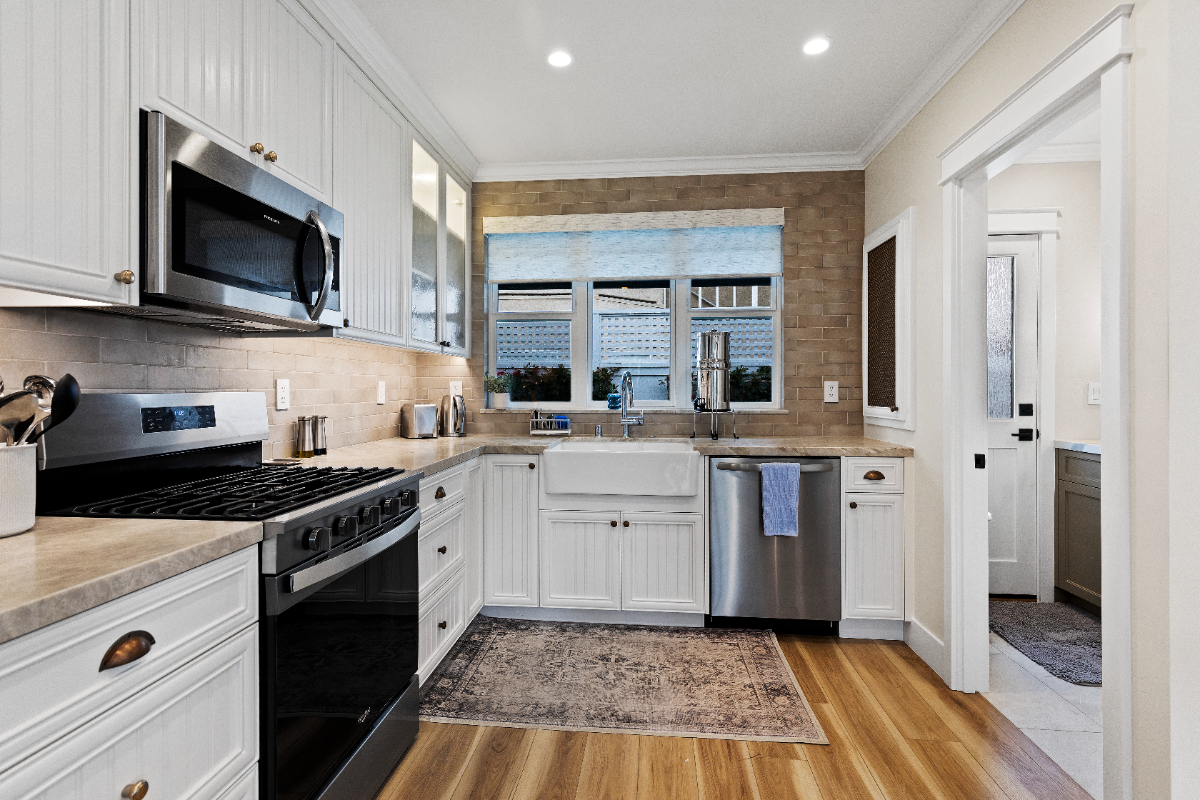 Luxurious, brand new and beyond. 2bdrm with beautiful La Cantina sliding doors. Walk everywhere - Photo 6