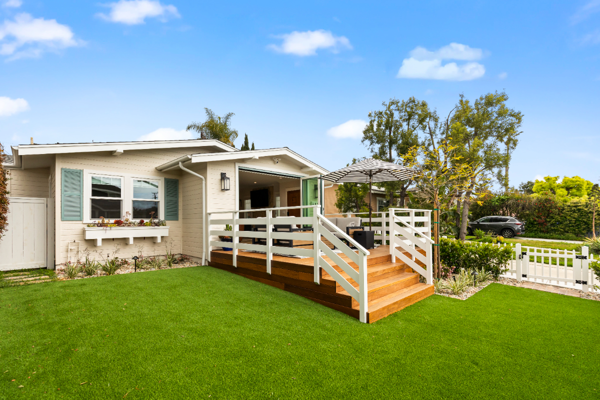 Luxurious, brand new and beyond. 2bdrm with beautiful La Cantina sliding doors. Walk everywhere - Photo 1