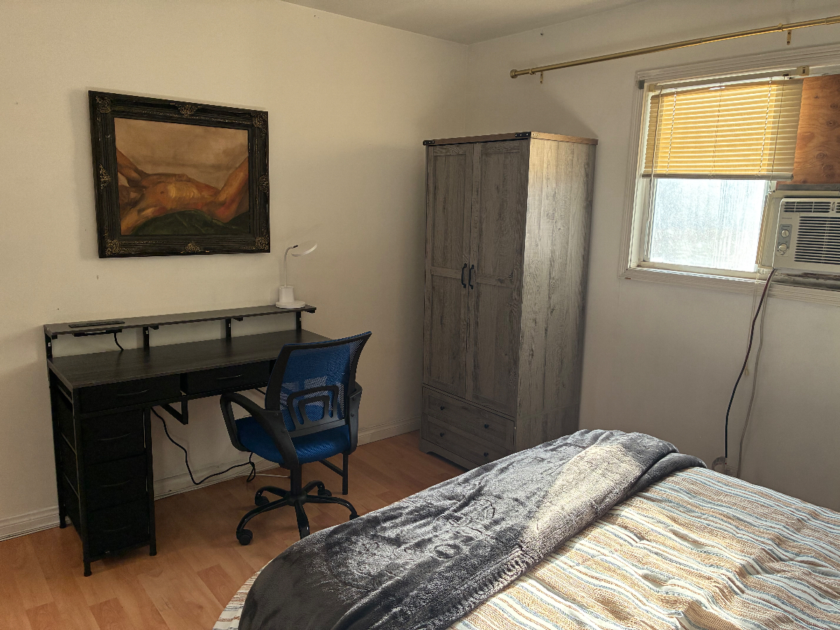 Private two bedroom house with fenced-in yard and large porch in Sliver Lake - Photo 6