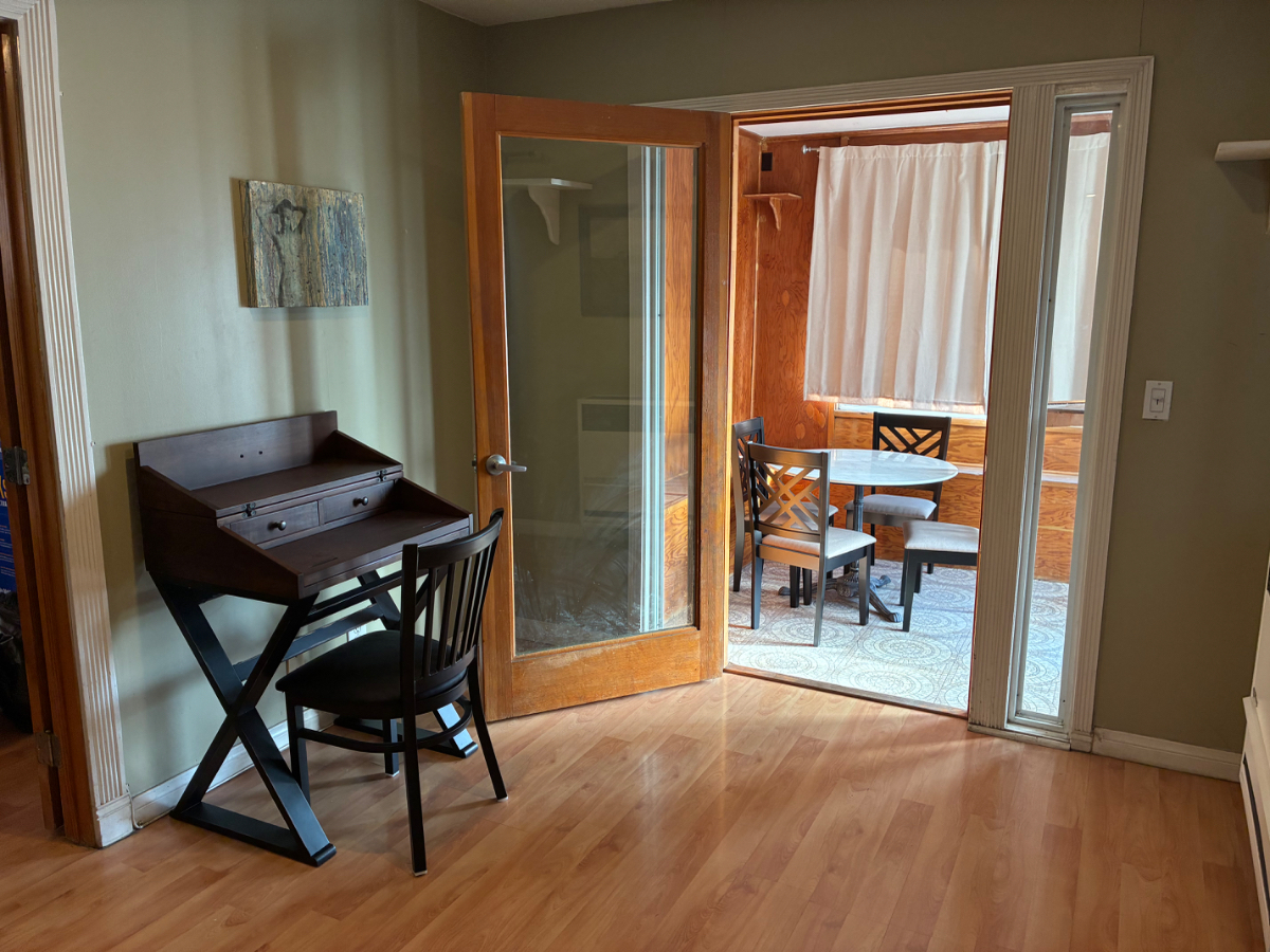 Private two bedroom house with fenced-in yard and large porch in Sliver Lake - Photo 3