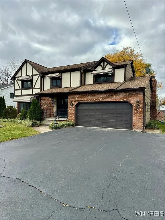 Buffalo/ Williamsville 4 bedroom 2.5 bathrooms entire house - Photo 1