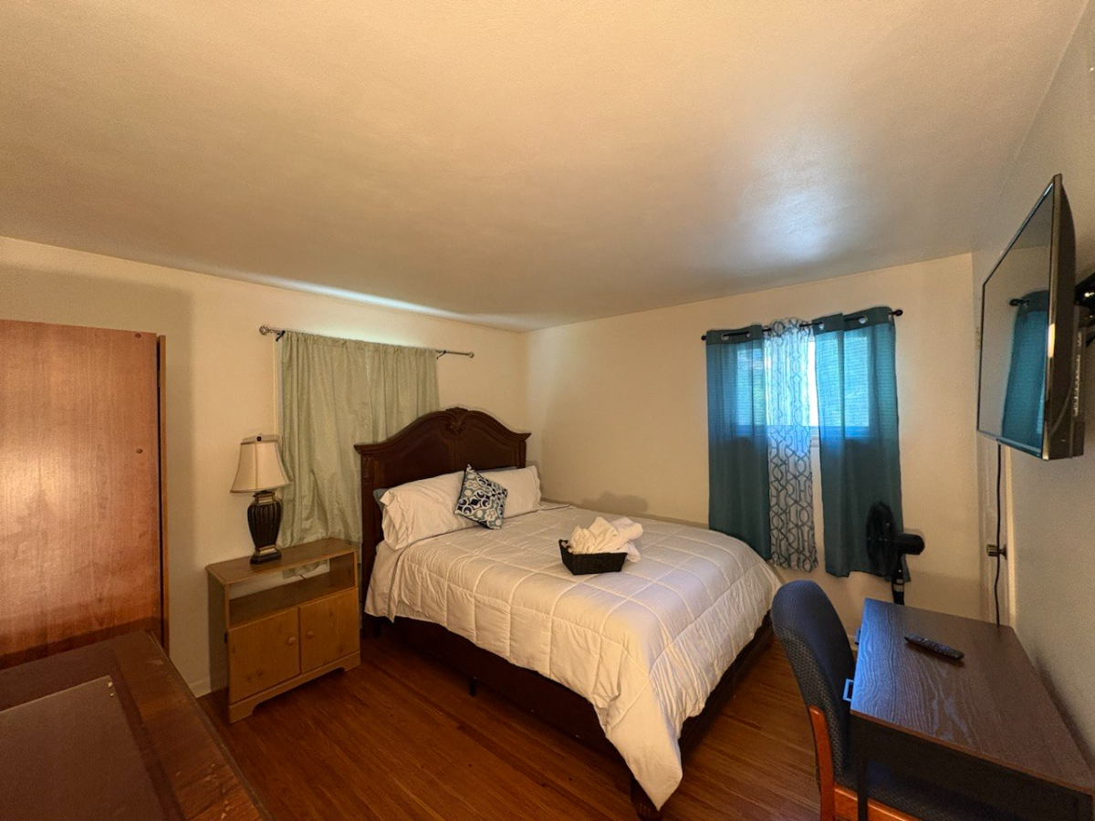 Rochester Rest & Nest , Perfect for Travel Nurses 1-Minute to RGH Private TV Room High-Speed Wi-F - Photo 1