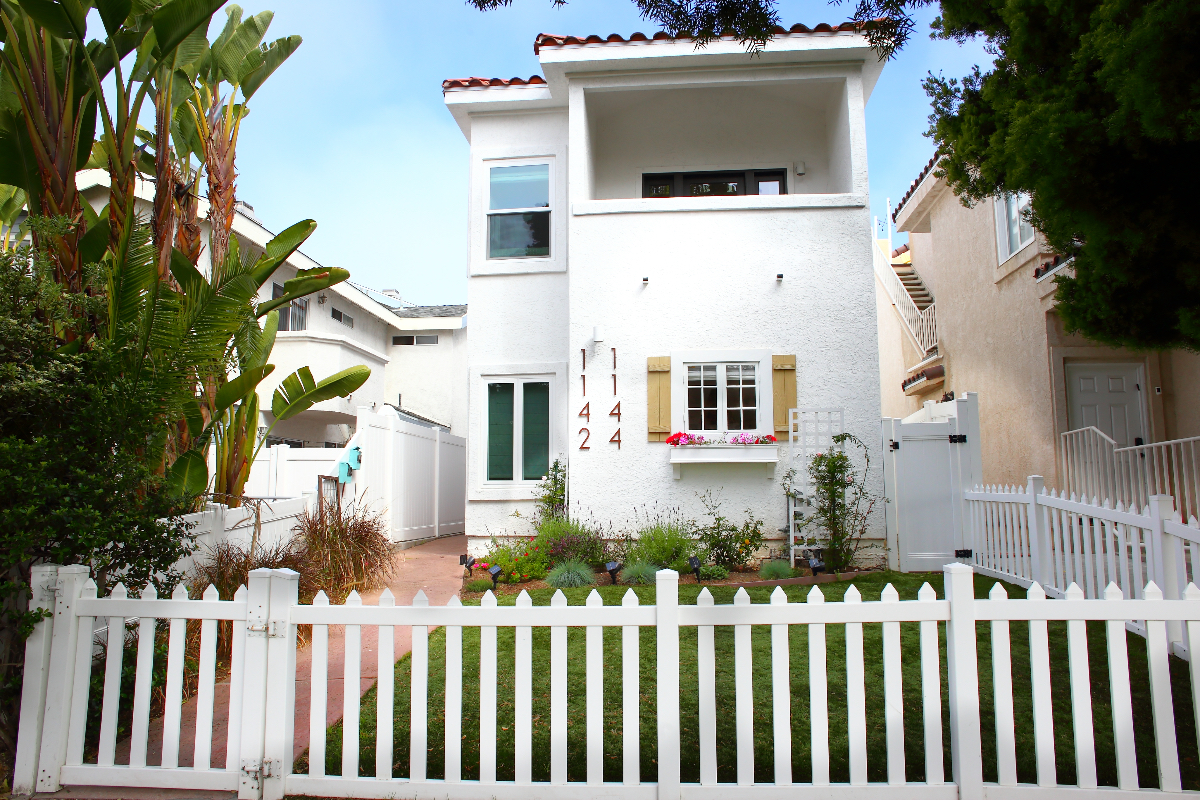 Bright beach house with roof deck walk to everything - Photo 2