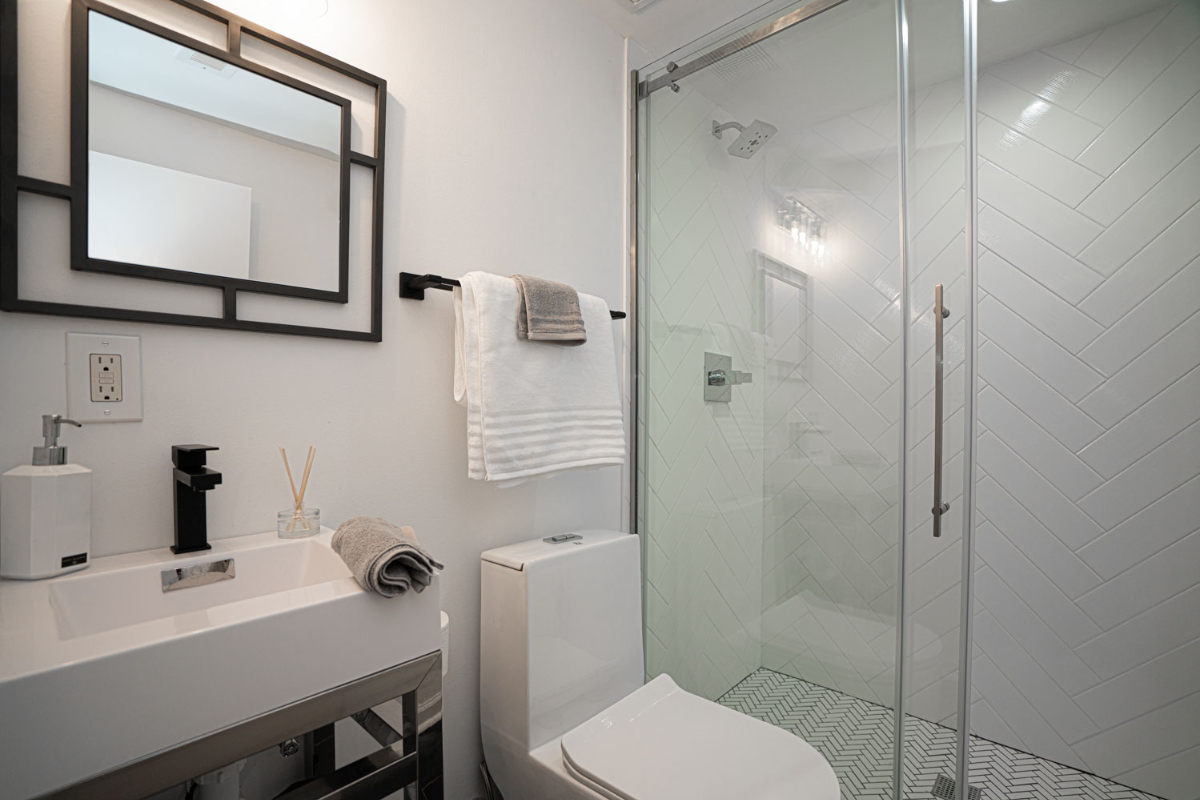 Private One Bedroom Apartment with Laundry in Upper NW - Photo 6