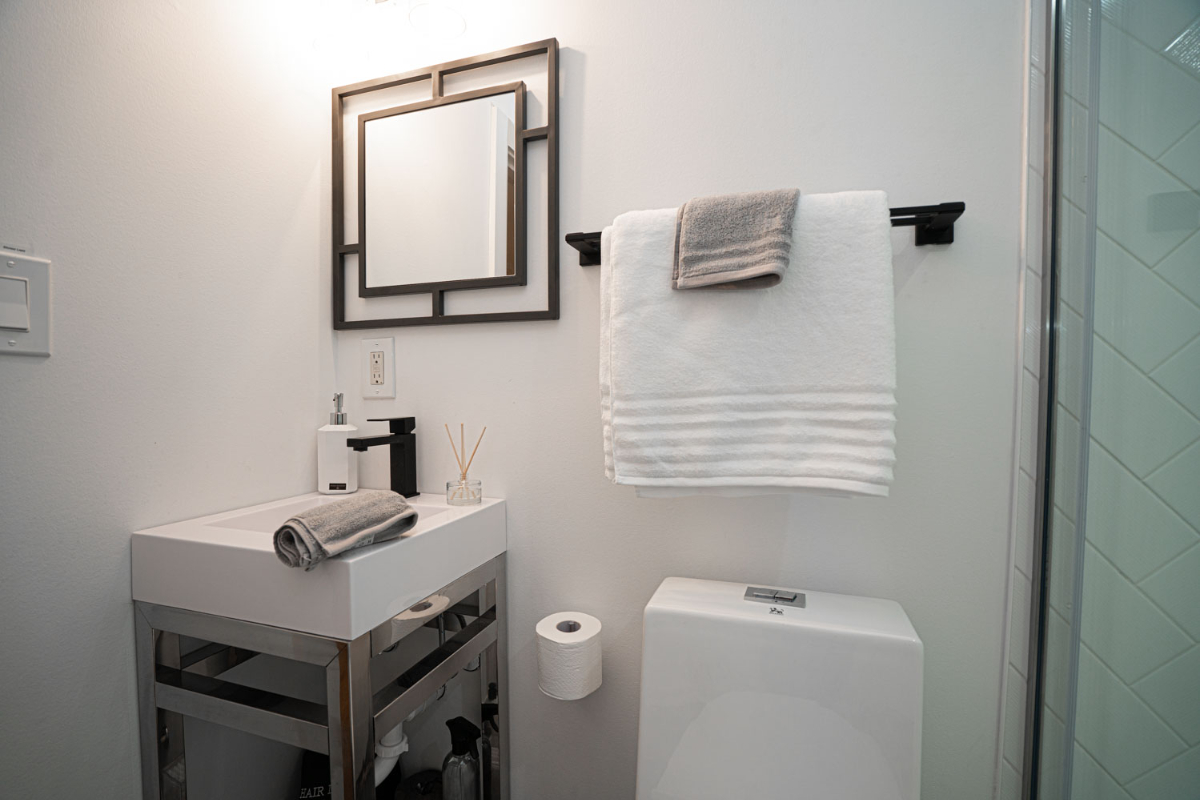 Private One Bedroom Apartment with Laundry in Upper NW - Photo 7