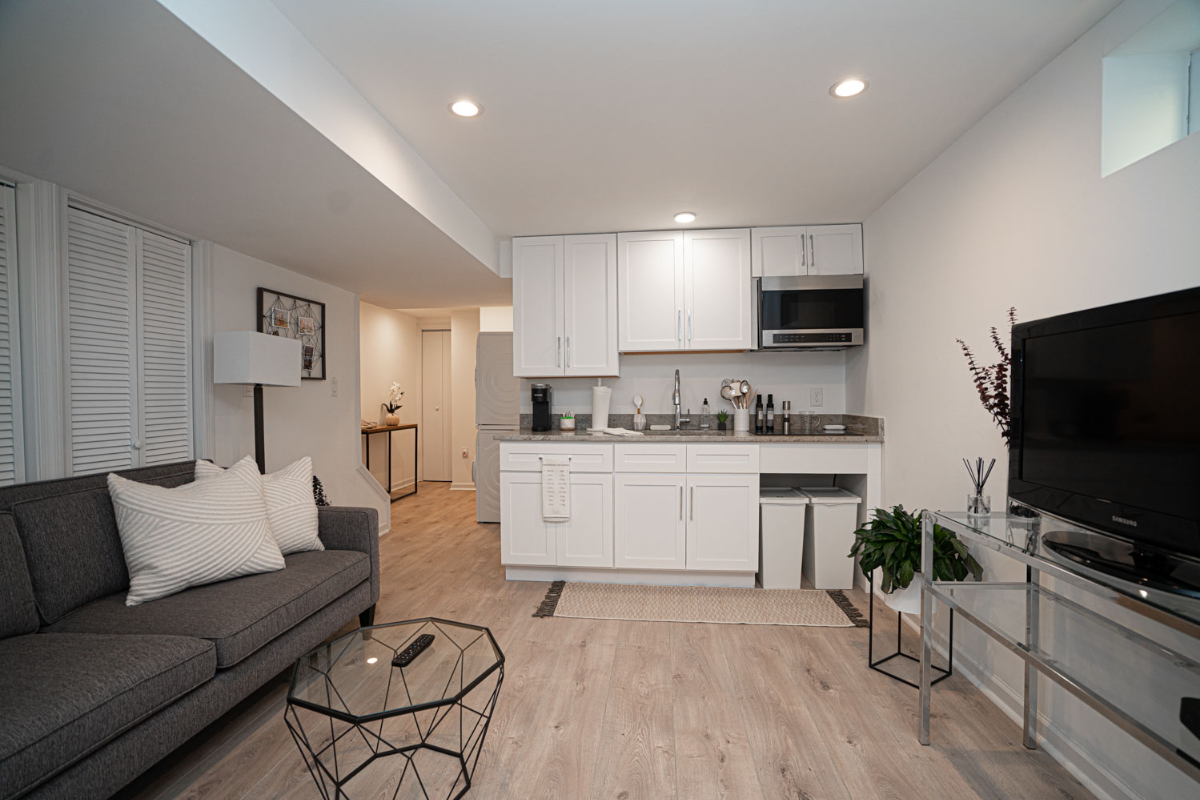 Private One Bedroom Apartment with Laundry in Upper NW - Photo 1