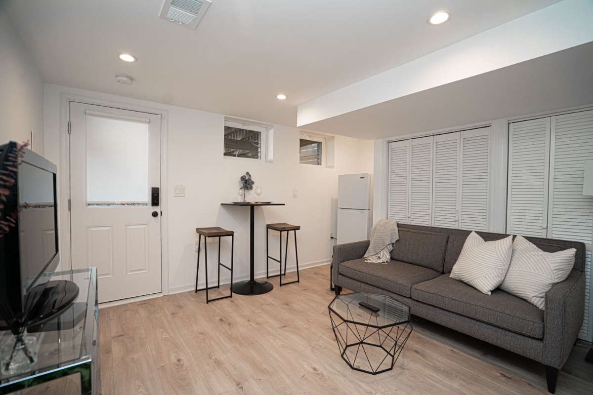 Private One Bedroom Apartment with Laundry in Upper NW - Photo 2