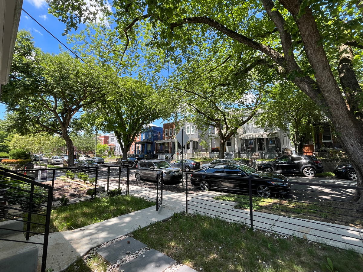 Private One Bedroom Apartment with Laundry in Upper NW - Photo 12