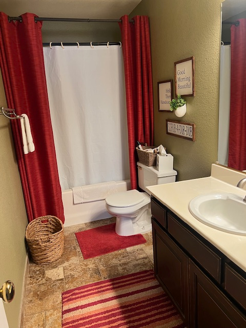 Clean private bedroom in cozy home near Hospitals and Wine Country. - Photo 3