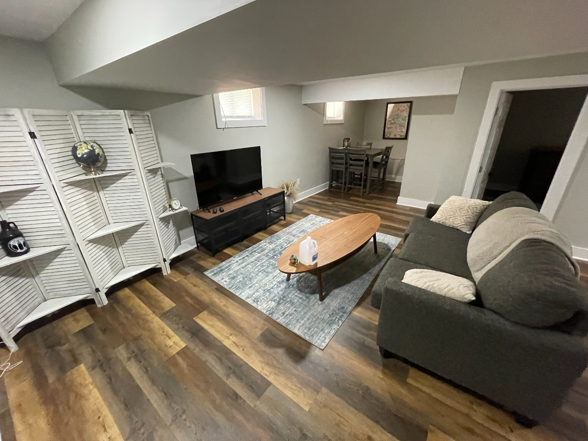 Private Basement Unit Near Downtown - Photo 4