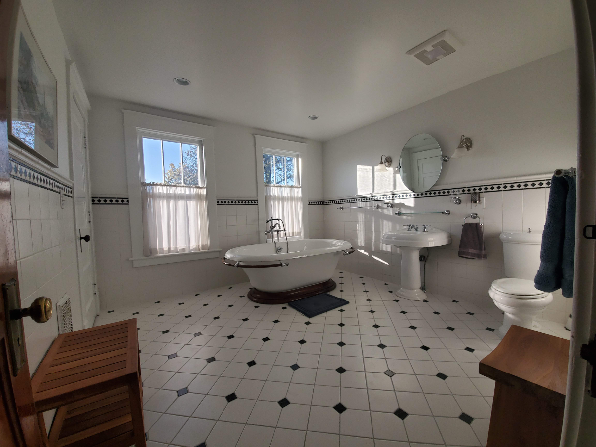 Downtown Victorian, Recently Updated, 6 Bedroom, Great Location, 30 Day Minimum - Photo 11