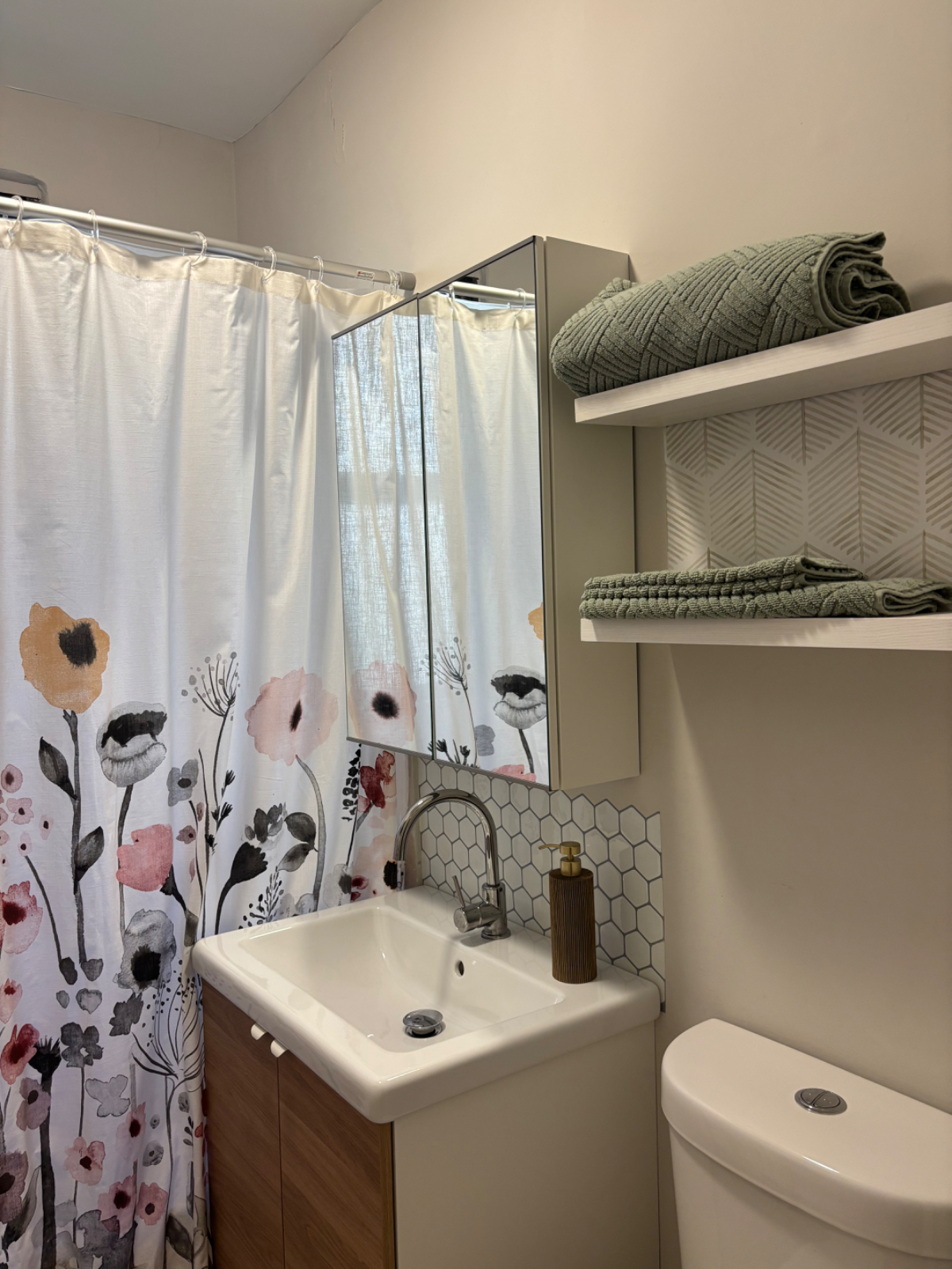 Charming Studio in Columbia Heights, Washington D.C. Quiet, Central, and Lovingly Designed. - Photo 11