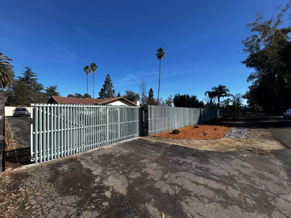 Suburban oasis with pool across from country club - pets ok - close to everything - Photo 2