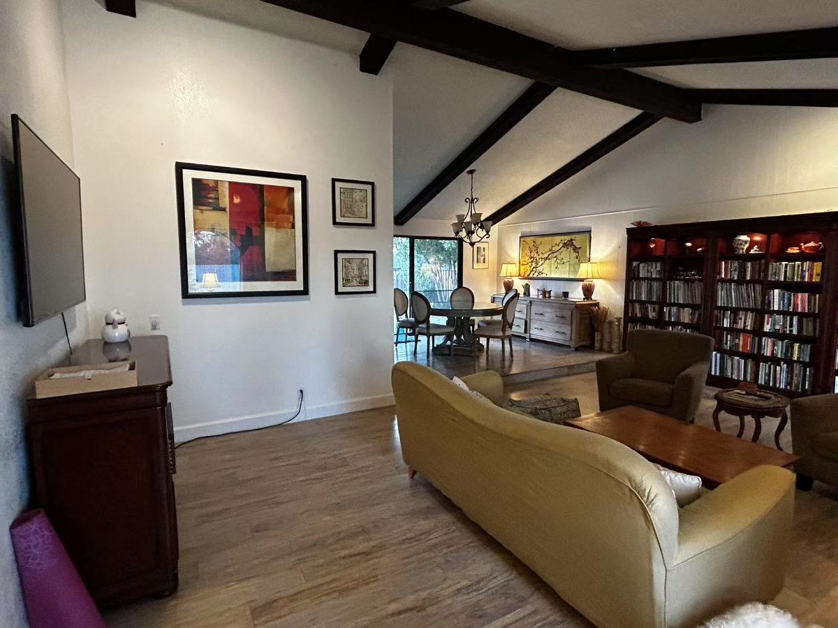 Suburban oasis with pool across from country club - pets ok - close to everything - Photo 1