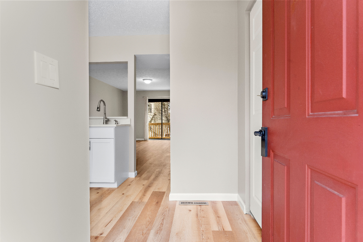 Remodeled Townhouse Near Hospital and Stadium - Photo 2