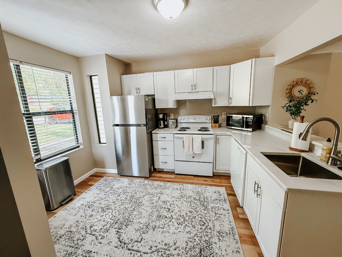 Remodeled Townhouse Near Hospital and Stadium - Photo 3