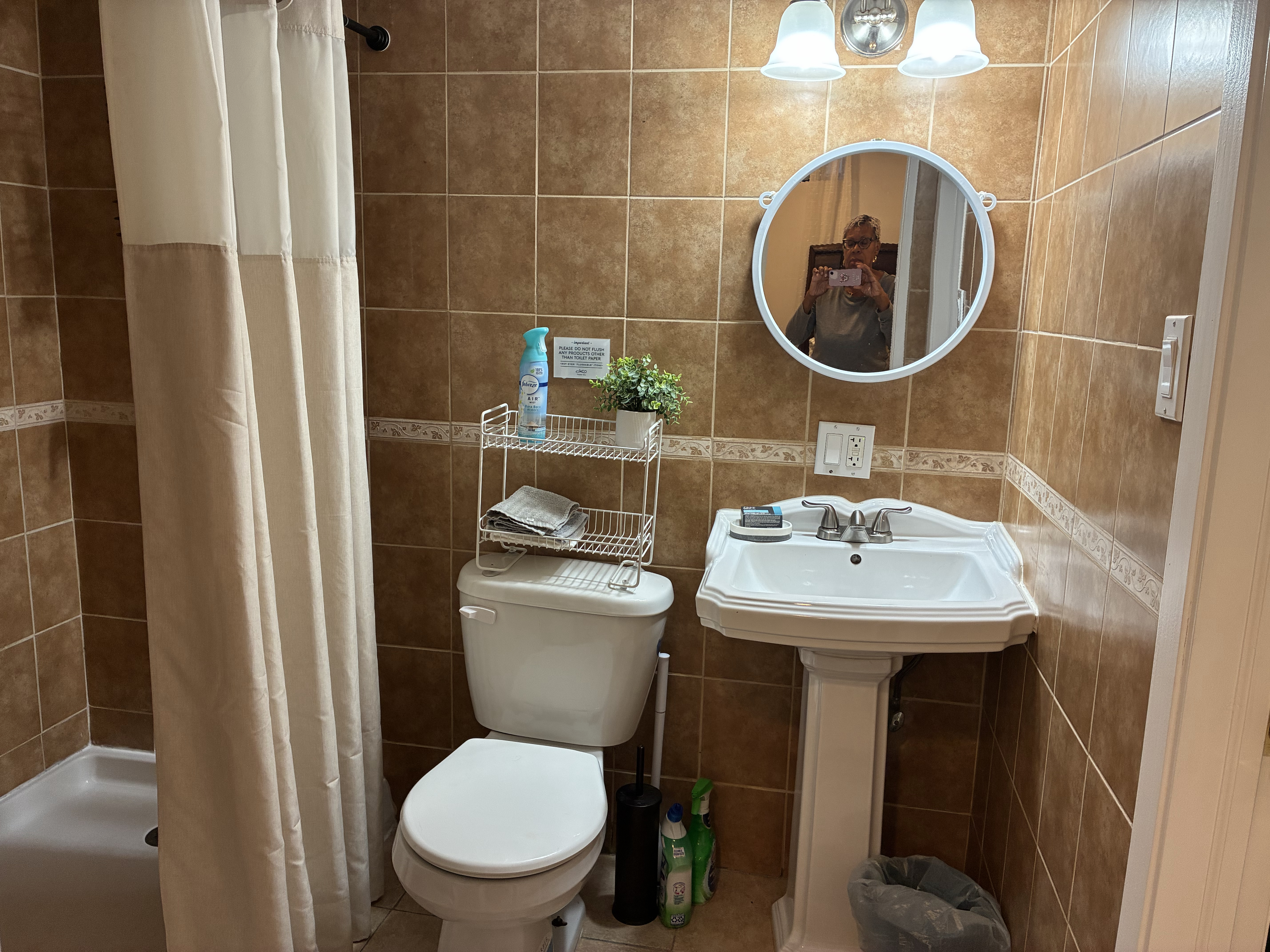 A Comfortable, Fully Furnished Retreat Perfect for Working Professionals - Photo 11