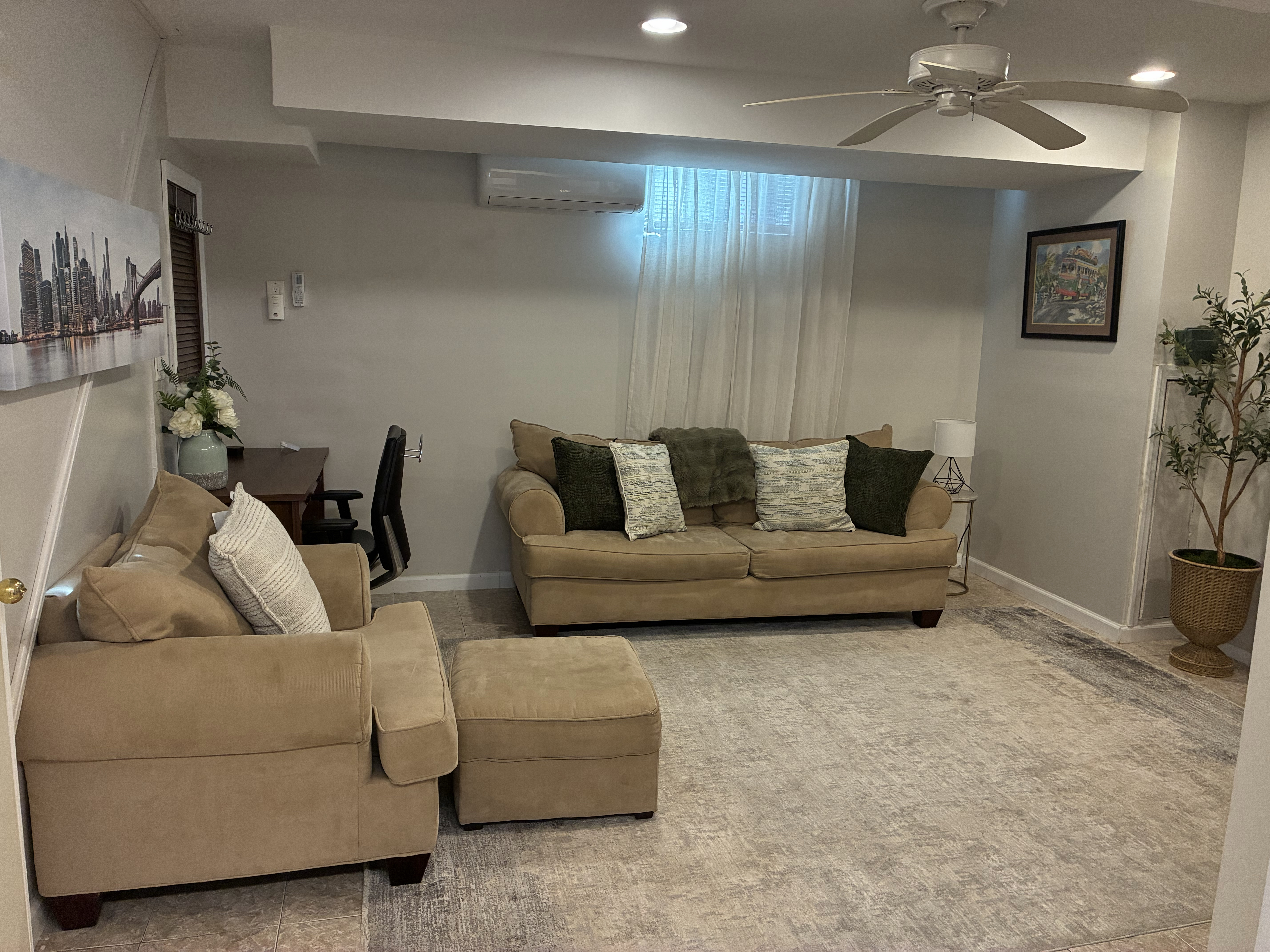 A Comfortable, Fully Furnished Retreat Perfect for Working Professionals - Photo 5