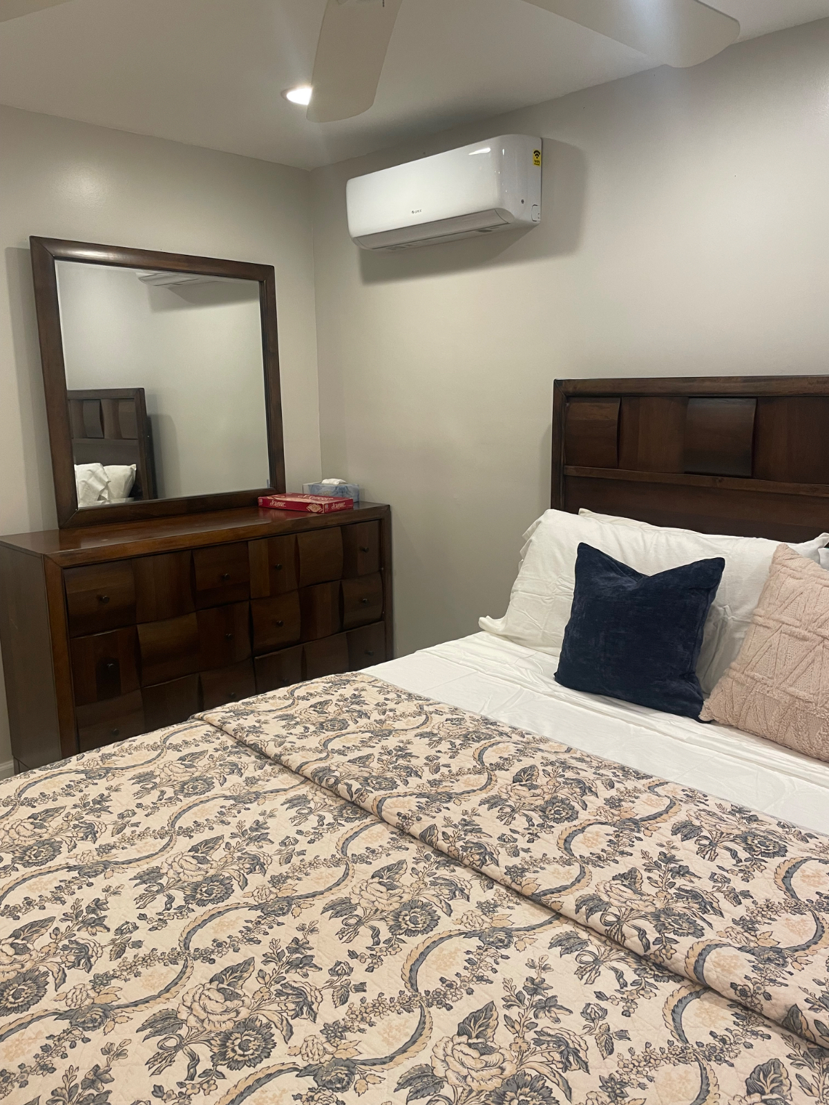 A Comfortable, Fully Furnished Retreat Perfect for Working Professionals - Photo 4