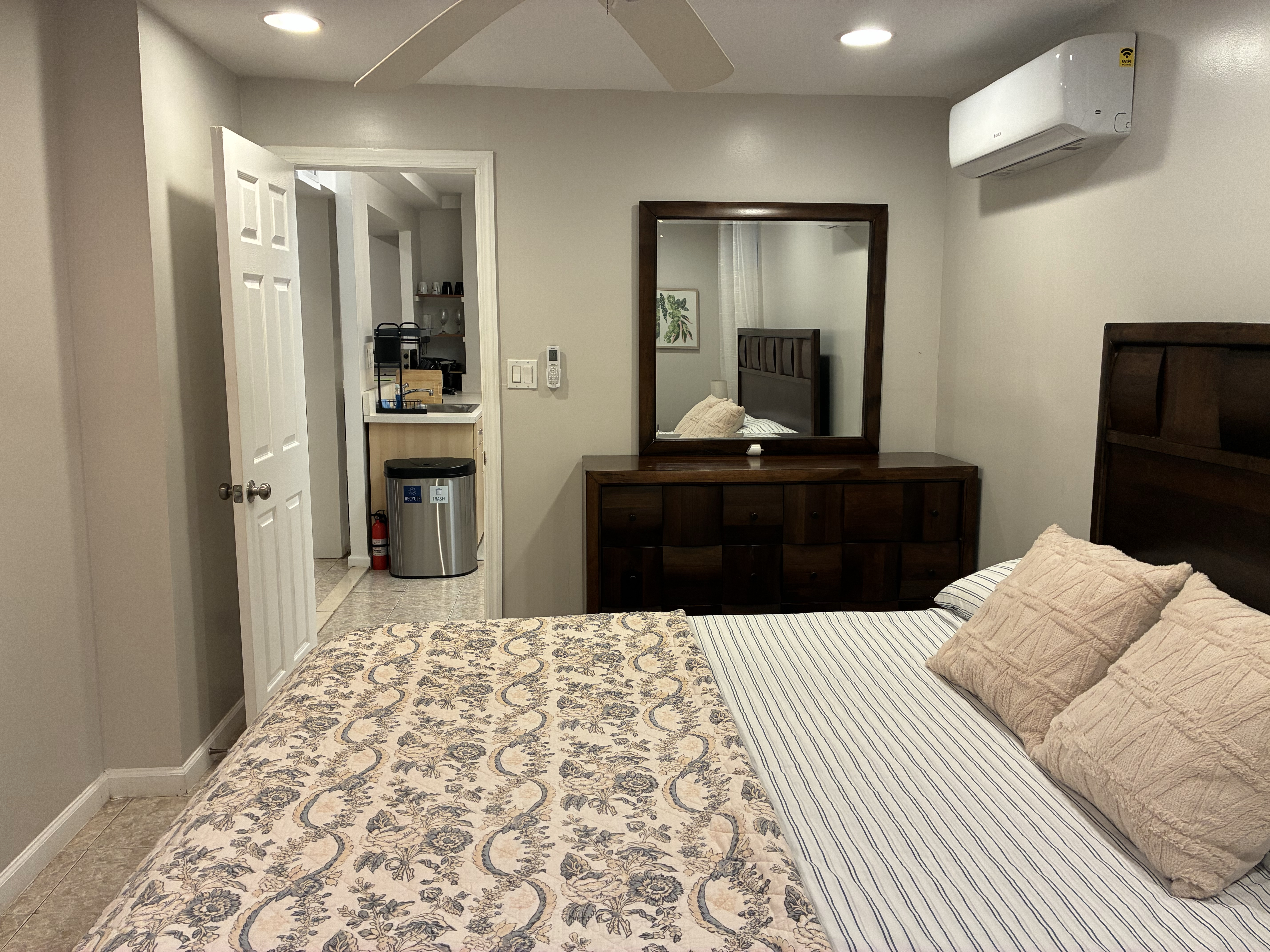 A Comfortable, Fully Furnished Retreat Perfect for Working Professionals - Photo 12