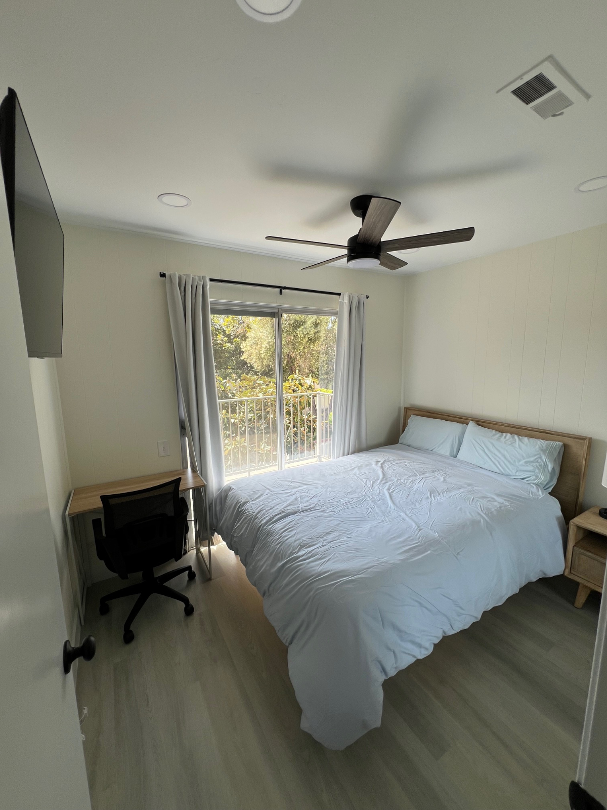 Quiet, Cozy Stay with Shared Home Comforts--Ideal for Traveling Professionals - Photo 2
