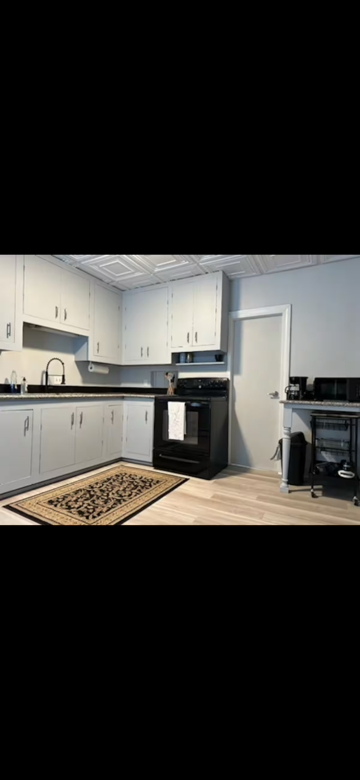 Comfortable In Town Apartment - Photo 3